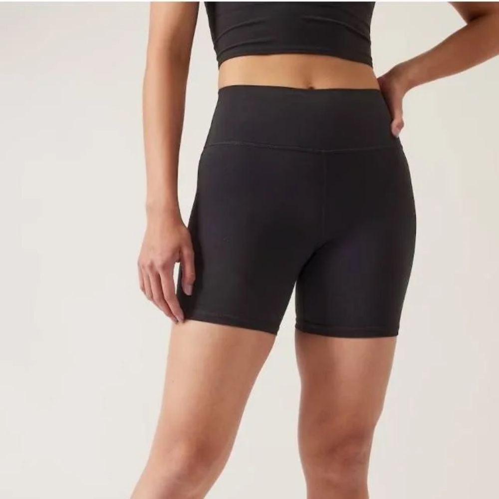 Athleta size M Transcend shorts